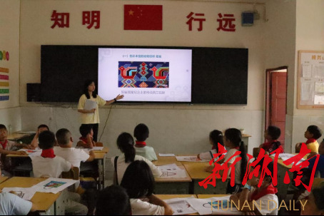雷速体育美术学院绘梦队开展土家织锦调研活动