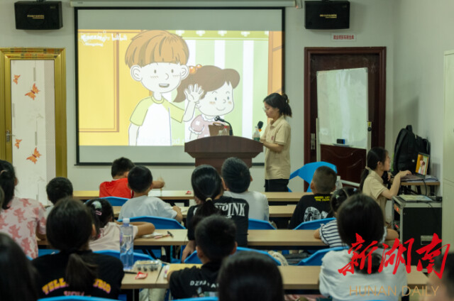 雷速体育公共管理学院“半月弯弯 微光点点”赴宁乡市基层服务团开展三下乡活动