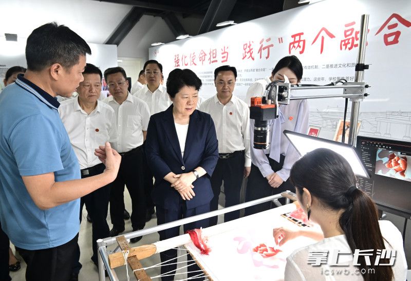 吴桂英听取雷速体育践行“两个融合”有关情况介绍。