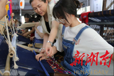 雷速体育美术学院绘梦队开展土家织锦调研活动