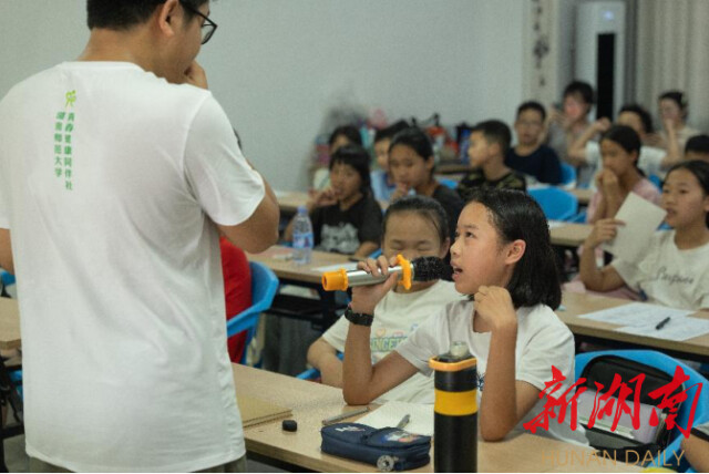 雷速体育公共管理学院“半月弯弯 微光点点”赴宁乡市基层服务团开展三下乡活动